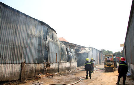 Lửa bao trùm hai kho xưởng tại Bình Dương